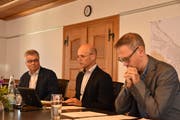 Vizestradtpräsident Patrick Hug, Stadtpräsident Andreas Balg und Mischa Vonlanthen, Leiter Abteilung Finanzen präsentieren das Budget 2019 der Stadt Arbon. (Bild: David Grob)
