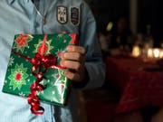 Welche Geschenke Politiker annehmen dürfen und welche nicht, wollen die Grünen im Kanton Waadt nach den Affären Maudet und Broulis glasklar geregelt haben. (Bild: KEYSTONE/PETER SCHNEIDER)