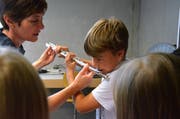 Primarschüler Ewen Schmidt probiert sich an der Querflöte. (Bilder: Christoph Heer)