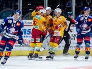 Langnauer Jubel im Hallenstadion: Nils Berger freut sich mit Stefan Rüegsegger und Nolan Diem über das wegweisende 1:0 (Bild: KEYSTONE/MELANIE DUCHENE)