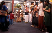 Ein hinduistischer Gottesdienst (Puja) im Tempel in Gisikon (Bild: Archiv LZ/Michael Buholzer 2004).