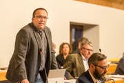 FDP-Fraktionspräsident Felix Keller erläutert den Standpunkt der Bürgerlichen. (Bild: Hanspeter Schiess - 12.12.2017)