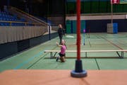 Eine Discgolferin wirft das Frisbee Richtung Ziel. (Bild: Roger Grütter, 25. September 2018)