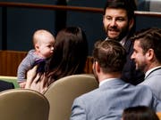 Neuseelands Premierministerin Jacinda Ardern hält ihre Tochter Neve neben ihrem Partner Clarke Gayford an einer Veranstaltung während der Uno-Vollversammlung in New York. (Bild: KEYSTONE/EPA/JUSTIN LANE)