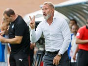 V wie Victory? Oder zwei Finger für den Anschluss an Platz 2? GC-Trainer Thorsten Fink ist jedenfalls optimistisch (Bild: KEYSTONE/SALVATORE DI NOLFI)