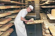 Sepp Barmettler von der Molkerei Barmettler in Stans zeigt seine Produkte. (Bild: PD)