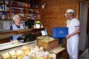 Thomas Schnider in Giswil leitet die Molkerei, die vor 25 Jahren aus einer Milchsammelstelle entstand. Hier im Laden mit seiner Mutter Lisbeth (Bild: Marion Wannemacher (14. März 2014))