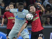 Breel Embolo (links) muss mit Schalke auch gegen Freiburg als Verlierer vom Platz (Bild: KEYSTONE/dpa/SILAS STEIN)