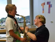 Die Dirigentin der Musikgesellschaft Bichelsee-Balterswil, Tina Egger, zeigt den Schülern aus Wallenwil, wie man mit dem Saxofon umgeht.