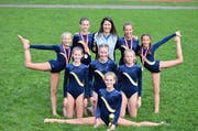 Die K2-Turnerinnen; kniend von links: Nora Baumann, Nora Albert, Isabelle Kempf, Livia Arnold, Sara Droese; hinten von links: Gina Gisler, Marija Dreivinga, Patrizia Herger; vorne: Siegerin Valeria Gamma. (Bild: PD)
