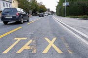 Tixi Zug möchte mit ihren Behindertentaxis diese Busspur auf der Chamerstrasse benutzen dürfen. (Bild: Werner Schelbert (21. September 2018))