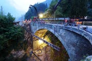Der Bogen der Intschialpbachbrücke ist im Sommer 2015 verstärkt worden. (Bild: PD)