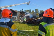 Die Feuerwehrkommandanten Stefan Jünger (Weinfelden) und Roger Küng (Bürglen) verfolgen die Löscharbeiten im Lorze-Areal. (Bild: Mario Testa)