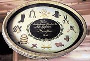 Vereinszeichen des Gesellen-Krankenvereins Urnäsch mit Symbolen der verschiedenen Handwerke. (Bild: Appenzeller Brauchtumsmuseum Urnäsch)