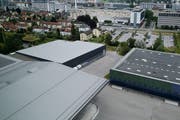 Der Multifunktionsplatz soll zwischen Sport- (rechts) und Trainingshalle (links) erstellt werden. (Bild: Stefan Kaiser (Zug, 11. Juli 2016))