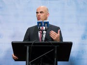 Bundespräsident Berset hat in New York vor den Medien die Wichtigkeit des Multilateralismus in der heutigen Zeit hervorgehoben. (Bild: KEYSTONE/PETER KLAUNZER)