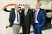 «Die Kunden wissen heutzutage genau, was sie wollen», schildert das erfolgreiche Familiengespann: Vater Emil Galliker und seine beiden Söhne Matthias (links) und Gabriel sind Teil der Geschäftsleitung der Garage Galliker AG in Kriens und stehen fast täglich im direkten Kundenkontakt.