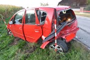 Das völlig demolierte Auto der Lenkerin, die abbiegen wollte.