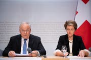 Wirtschaftsminister Johann Schneider-Ammann und Justizministerin Simonetta Sommaruga am Dienstag an der Medienkonferenz zur Selbstbestimmungsinitiative. (Bild: Anthony Anex/Keystone)