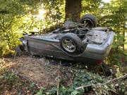 In einem Waldstück neben der Autobahn A1 in Suhr AG gefunden: Der Lenker dieses demolierten Autos erlitt beim Selbstunfall tödliche Verletzungen. (Bild: Handout Kantonspolizei Aargau)
