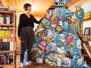 Mirjam Hadorn zeigt ein Werk von Cornelius M. Heinzer. (Bild: Sascha Erni)