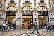 Blick auf eine Versace-Filiale in der Modehochburg Mailand: Wer hier in Zukunft einkauft, tut es bei einem US-Konzern. (Bild: Francesa Volpi/Bloomberg (24. September 2018))