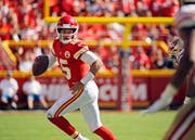Patrick Mahomes II, Quarterback der Kansas City Chiefs, zeigte auch die San Francisco 49ers einen Galaauftritt. (Bild Charlie Riedel/AP (Kansas City, 23. September 2018))