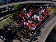 In Argentinien gingen die Bürgerinnen und Bürger am Dienstag statt zur Arbeit auf die Strasse: Ein Generalstreik gegen die Wirtschaftspolitik der Regierung legte das Land weitgehend lahm. (Bild: KEYSTONE/AP/NATACHA PISARENKO)