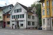 Das Wohn- und Geschäftshaus Zugerstrasse 15 in Unterägeri wurde 1864 von Zuckerbäcker Georg Iten erstellt. Der Holzbau aus Rundschindeln ist Zeuge der Siedlungsentwicklung von Unterägeri nach dem Bau der Seestrasse 1859/60, als sich das Dorfzentrum rasch vom Oberdorf an die neu angelegte Strasse verlagerte und allmählich städtische Züge annahm. Das Haus wurde im Rahmen der nun abgeschlossenen Revision neu ins Inventar der schützenswerten Denkmäler aufgenommen.