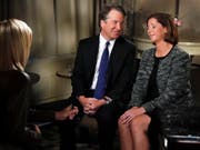 Supreme-Court-Richterkandidat Brett Kavanaugh mit seiner Frau Ashley beim TV-Interview. (Bild: KEYSTONE/AP/JACQUELYN MARTIN)