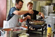 Markus und Daniela Bösch bereiten eine Bolognese-Sauce vor, sie funktionieren dabei als eingespieltes Team. (Bild: Timon Kobelt)