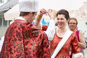 Mirjam Hadorn eröffnet mit Stadtpräsident Mathias Müller den Langen Tisch 2017. (Bild: Sascha Erni)