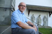 Otto Braun auf der Treppe der Klosterkirche Münsterlingen. (Bild: Hana Mauder Wick)