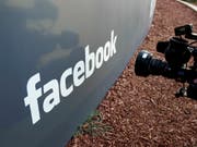 Frühere Mitarbeiterin verklagt Facebook wegen erlittenem Trauma durch Schock-Inhalte. (Bild: KEYSTONE/AP/PAUL SAKUMA)