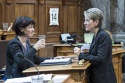 Doris Leuthard (links) im Gespräch mit Karin Keller-Sutter. (Bild: Alessandro della Valle / Keystone (Bern, 14. Juni 2016))