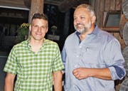 Aus den Händen von Thomas Wildberger, Präsident von «Lignum Holzkette St. Gallen» (rechts), durfte Hanspeter Hautle das Diplom «Bester Lehrabschluss 2018» entgegennehmen. (Bild: Meinrad Gschwend)