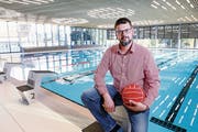 Timo Koller, Präsident des SC Frosch, in der neuen Trainingsstätte: das Ägeribad. (Bild: Werner Schelbert (Oberägeri, 25. September 2018))