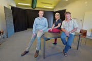 Gemeinderat Valentin Hasler, Pro-Theaterhaus-Präsidentin Alexandra Beck und Bilitz-Leiter Roland Lötscher im neuen Proberaum. (Bild: Mario Testa)
