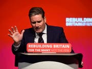Brexit-Schattenminister Keir Starmer forderte, auch eine Abkehr vom EU-Austritt sollte nicht ausgeschlossen werden - und erhielt dafür tosenden Beifall. (Bild: KEYSTONE/EPA/WILL OLIVER)