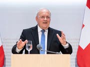 Bundesrat Johann Schneider-Ammann gab am Dienstag seinen Rücktritt bekannt. Der 66-Jährige führte familiäre Gründe ins Feld. Nach acht Jahren im Amt müsse es möglich sein, zurückzutreten, sagte er - und wirkte bei der Medienkonferenz heiter und entspannt. (Bild: KEYSTONE/ANTHONY ANEX)