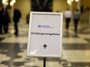 Knapp 45'000 Personen haben im Jahr 2016 das Schweizer Bürgerrecht bekommen. Von allen Schweizer Bürgern haben 17,3 Prozent eine zweite Staatszugehörigkeit. Im Kanton Genf sind sogar 45 Prozent aller Bürger Doppelbürger. (Bild: Keystone/WALTER BIERI)