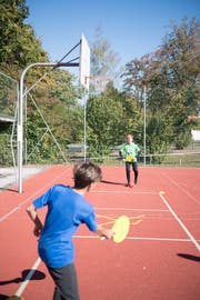 Zwei Schüler treten gegeneinander im Street-Racket an. (Bild: Roger Grütter, 25. September 2018)