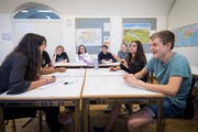 Am ersten Politiktag an der Kantonsschule am Burggraben üben sich Schülerinnen und Schüler im Debattieren. (Bild: Ralph Ribi)