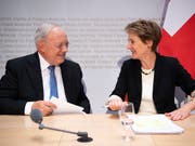 Bundesrat Johann Schneider-Ammann und Bundesrätin Simonetta Sommaruga sind sich einig: Sie halten die Selbstbestimmungsinitiative der SVP für gefährlich. (Bild: KEYSTONE/ANTHONY ANEX)
