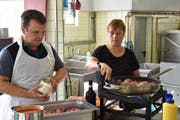 Effiziente Arbeitsteilung: Markus Bösch hackt die Zwiebeln klein, während seine Frau Daniela «Ghackets» anbrät. (Bild: Timon Kobelt)