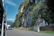 Das Steinschlaggebiet an der unteren Sagi mit dem Fallboden unten am Hang (rechts). (Bild: Corinne Glanzmann (Stansstad, 25. September 2018))