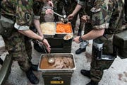 Bereiten jedes Jahr Millionen von Mahlzeiten zu: die Köche der Schweizer Armee. (Bild: Christian Beutler/Keystone)