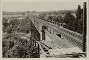 Das Archivbild der Thurbrücke Schwarzenbach zeigt den Schrägaufzug zur Kiesförderung in den 20er-Jahren. (Bild: Archiv ETHZ)