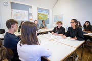 In kleineren Gruppen liefern sich Schülerinnen und Schüler der Kantonsschule einen verbalen Schlagabtausch. (Bild: Ralph Ribi)