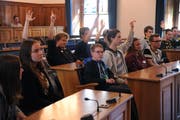 Die Jugendlichen geben im Landratssaal ihre Stimmen ab. (Bild: Urs Hanhart (Altdorf, 26. September 2018))